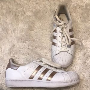 Adidas Superstar tennis shoes